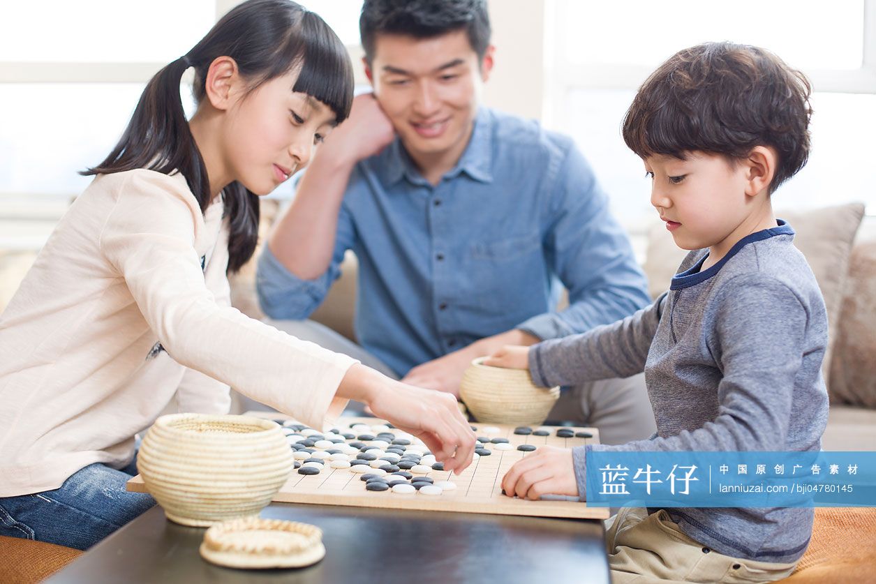 孩子們在家下圍棋