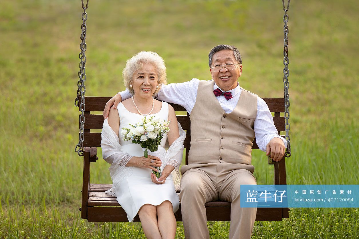 开心的老年新婚夫妇