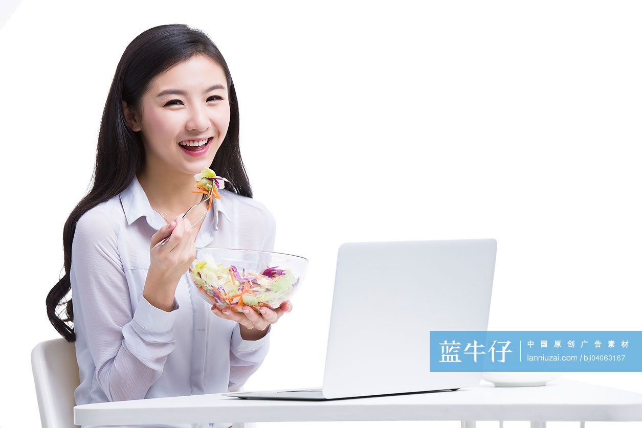 年轻女孩吃蔬菜沙拉