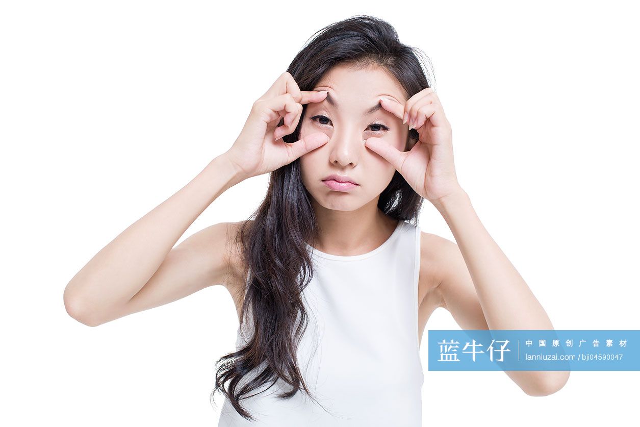 疲倦的女子用手撑开眼睛