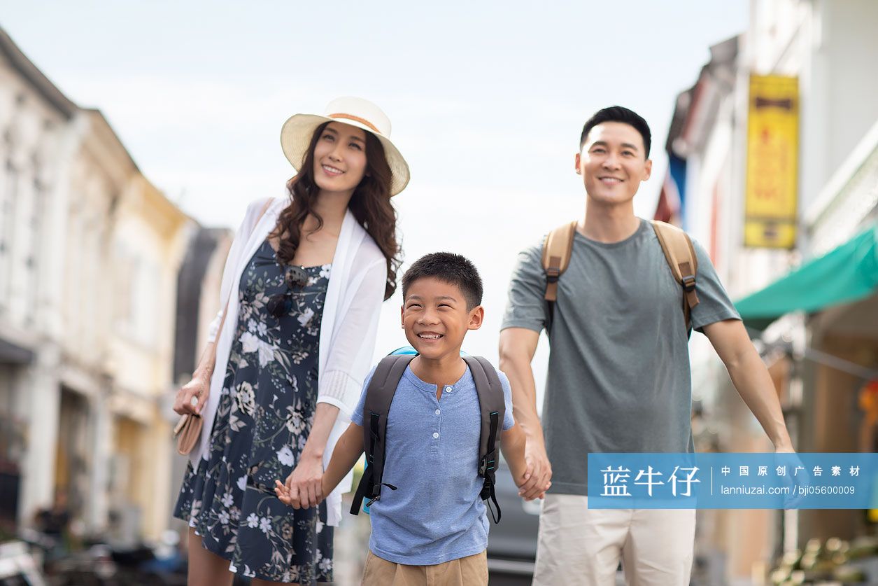 快乐年轻家庭旅游度假