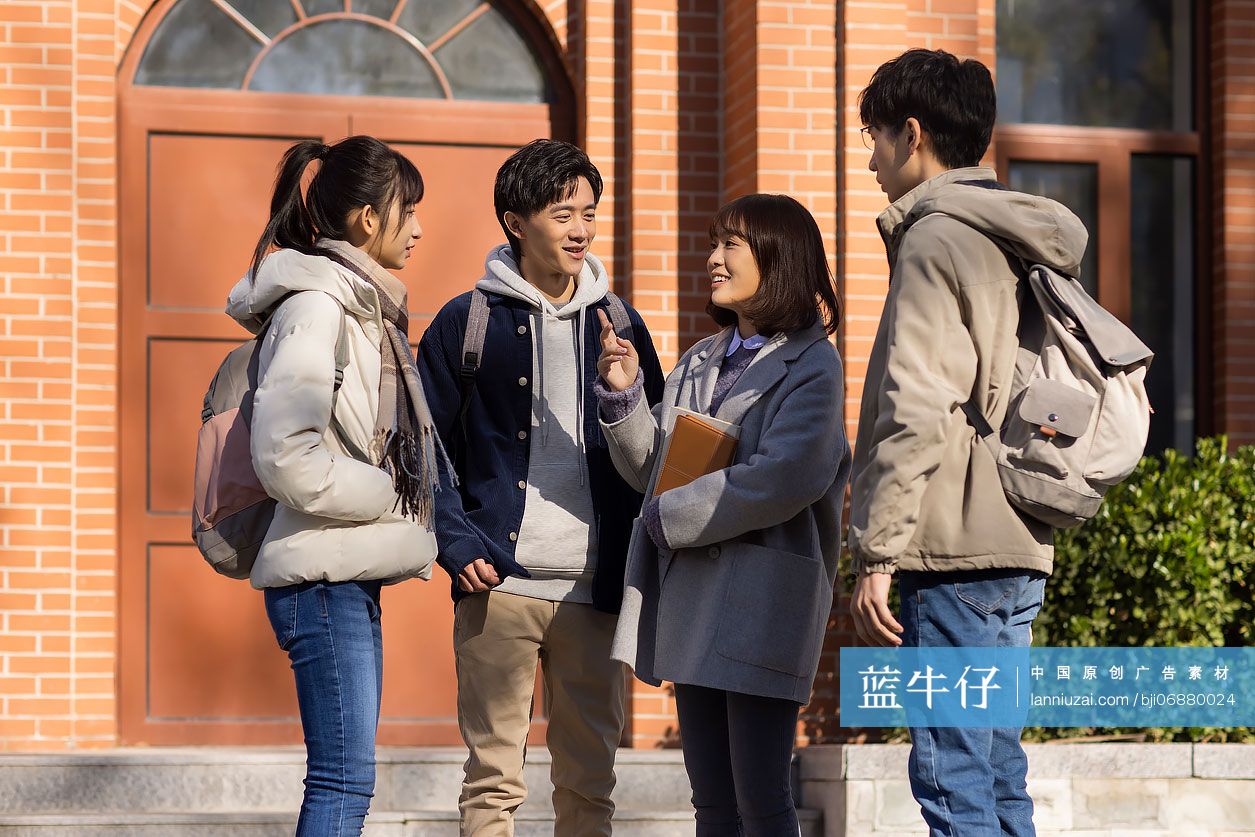 大学生在校园里聊天
