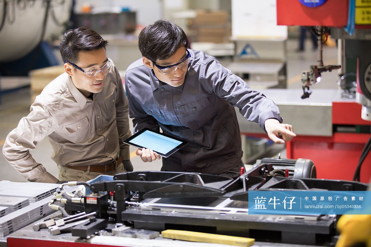 自信的工程师在工厂讨论工作
