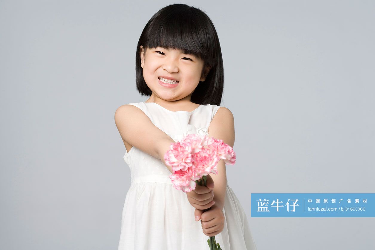 小女孩拿束花