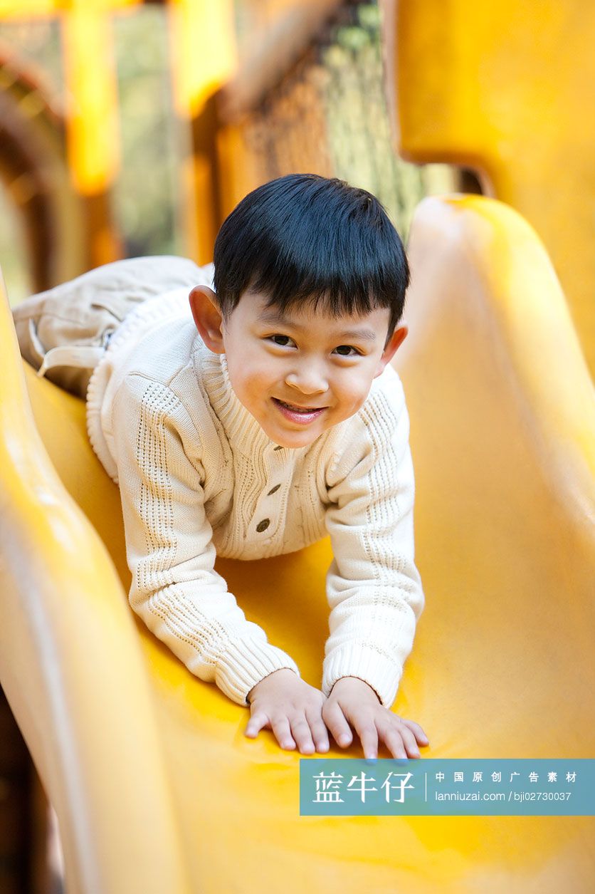 儿童在公园玩耍