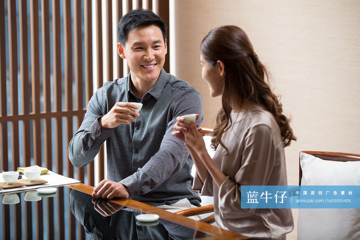 开心的夫妇在一起品茶-蓝牛仔影像-中国原创广告影像素材