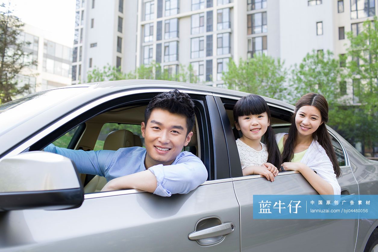 三口之家驾车外出