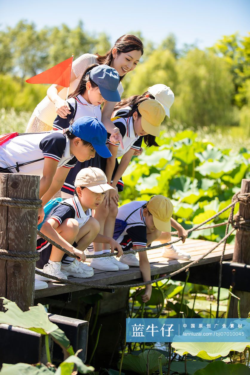 快乐的老师带领小学生春游