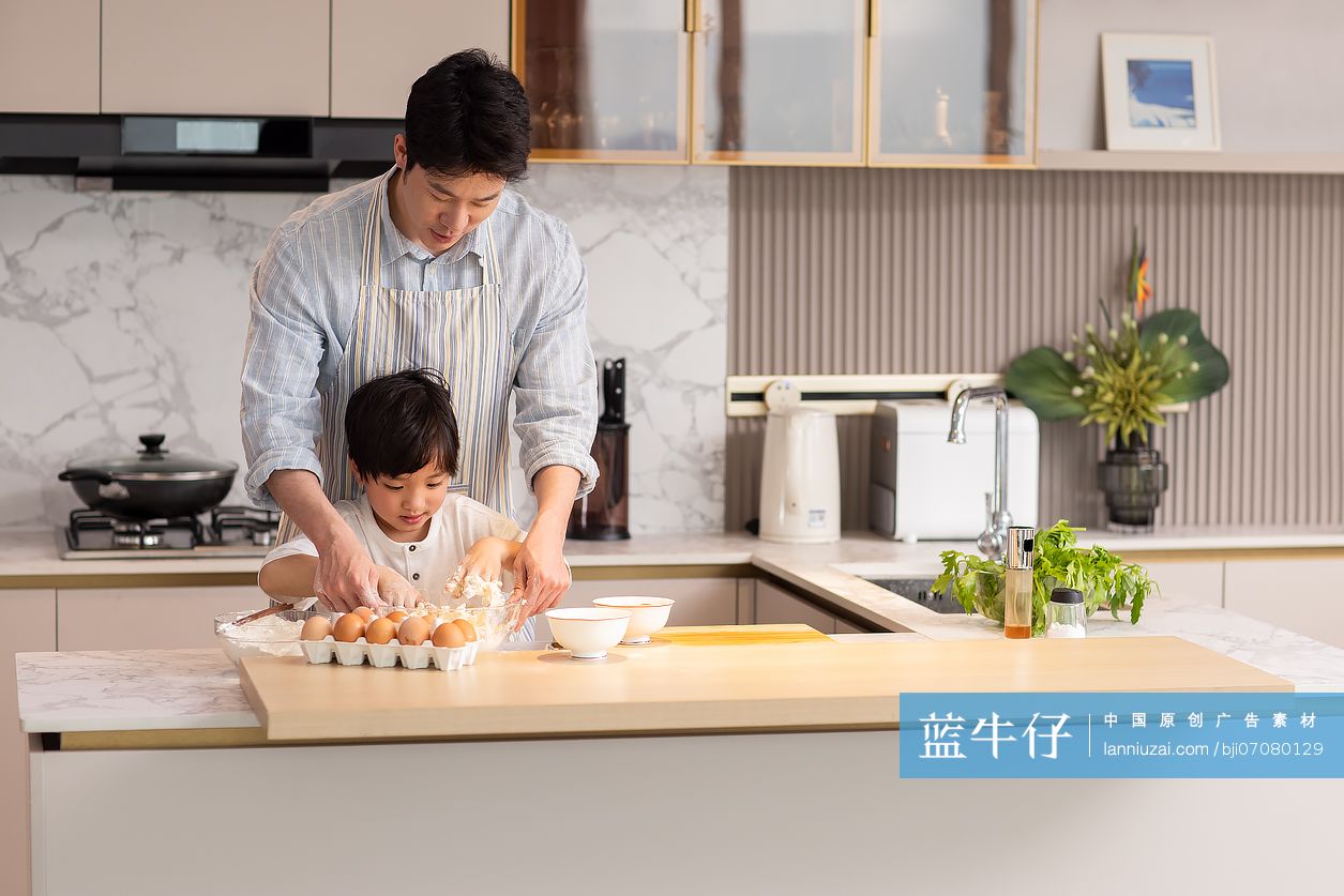 父子俩在厨房做饭