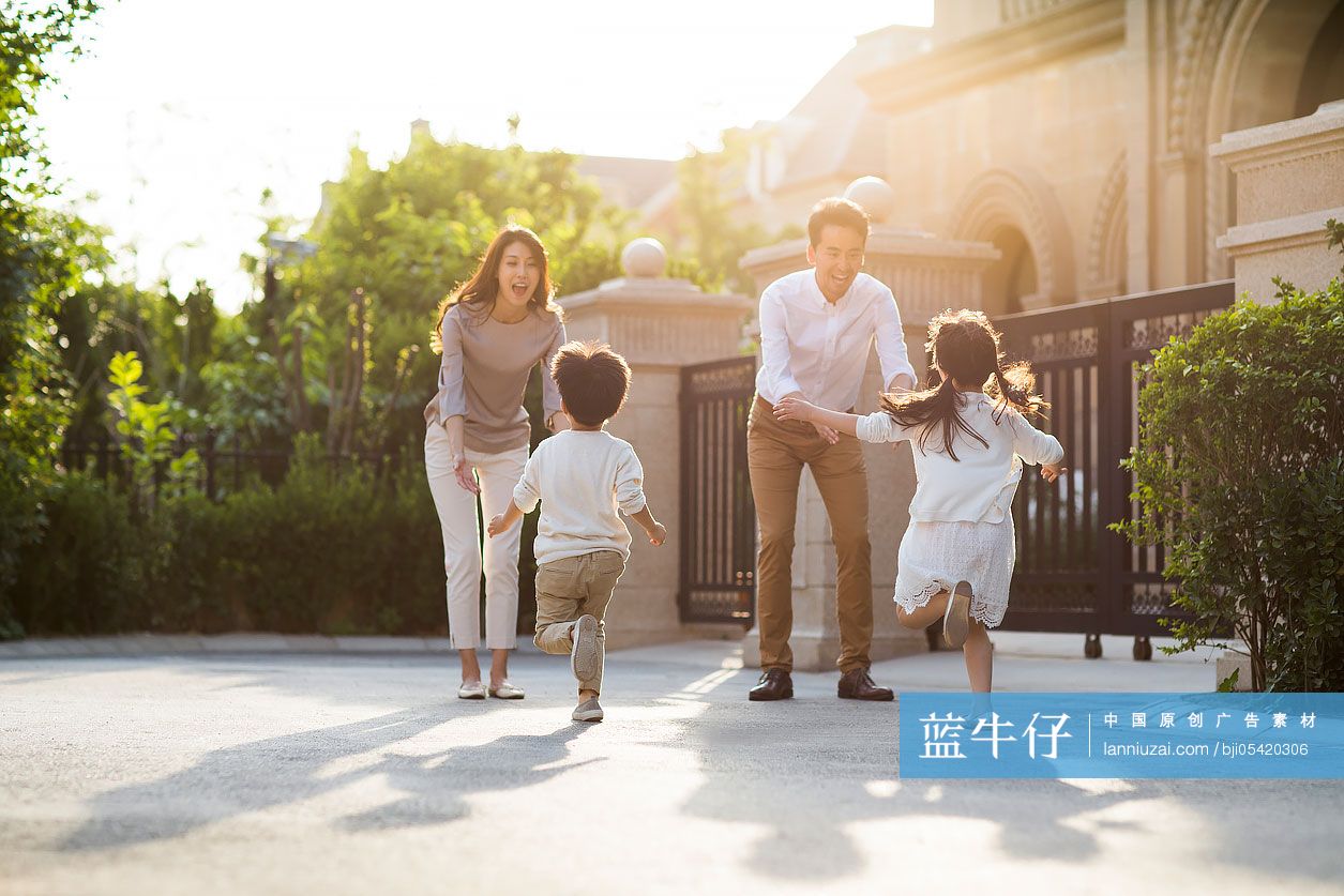 快乐的孩子奔向他们的父母