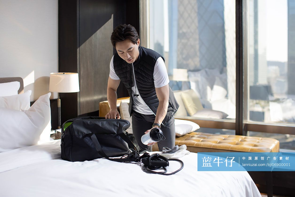 男子整理健身包准备去锻炼