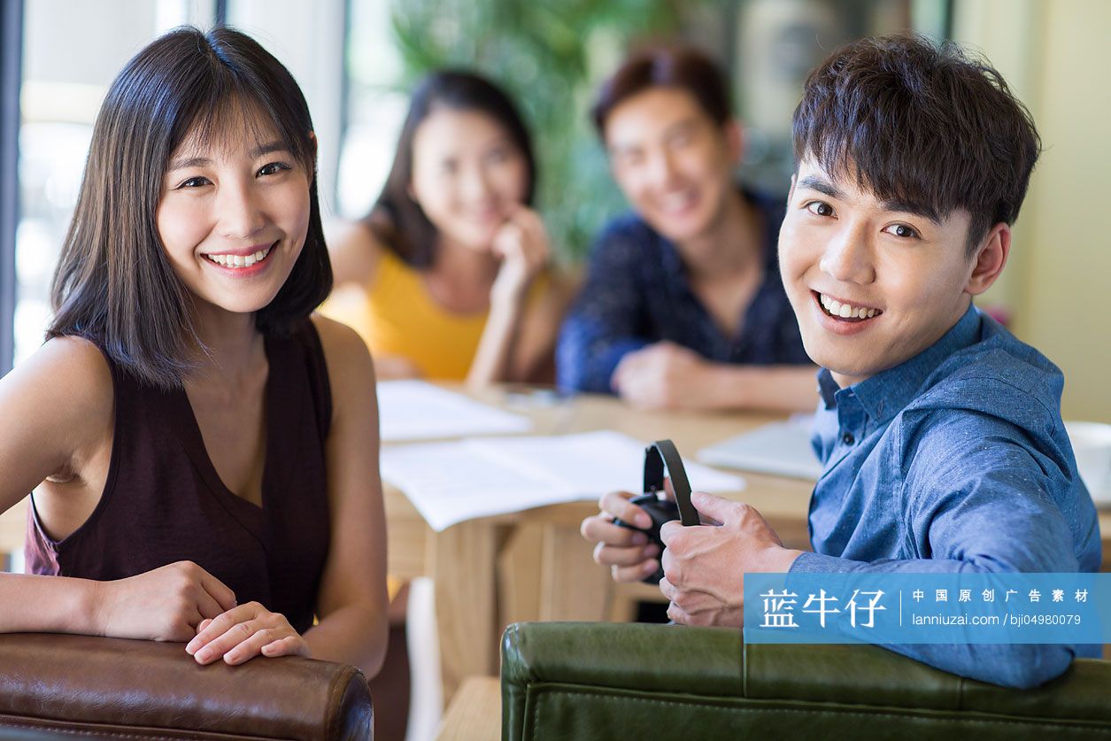 年轻人在咖啡馆喝咖啡