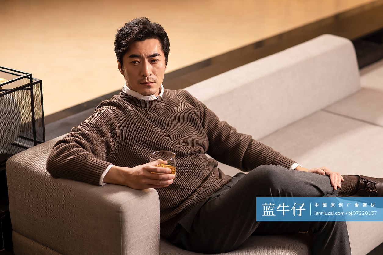 成熟男士喝威士忌