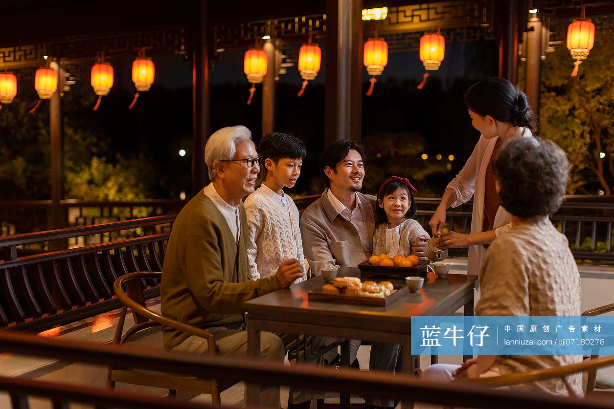 欢乐家庭庆祝中秋节