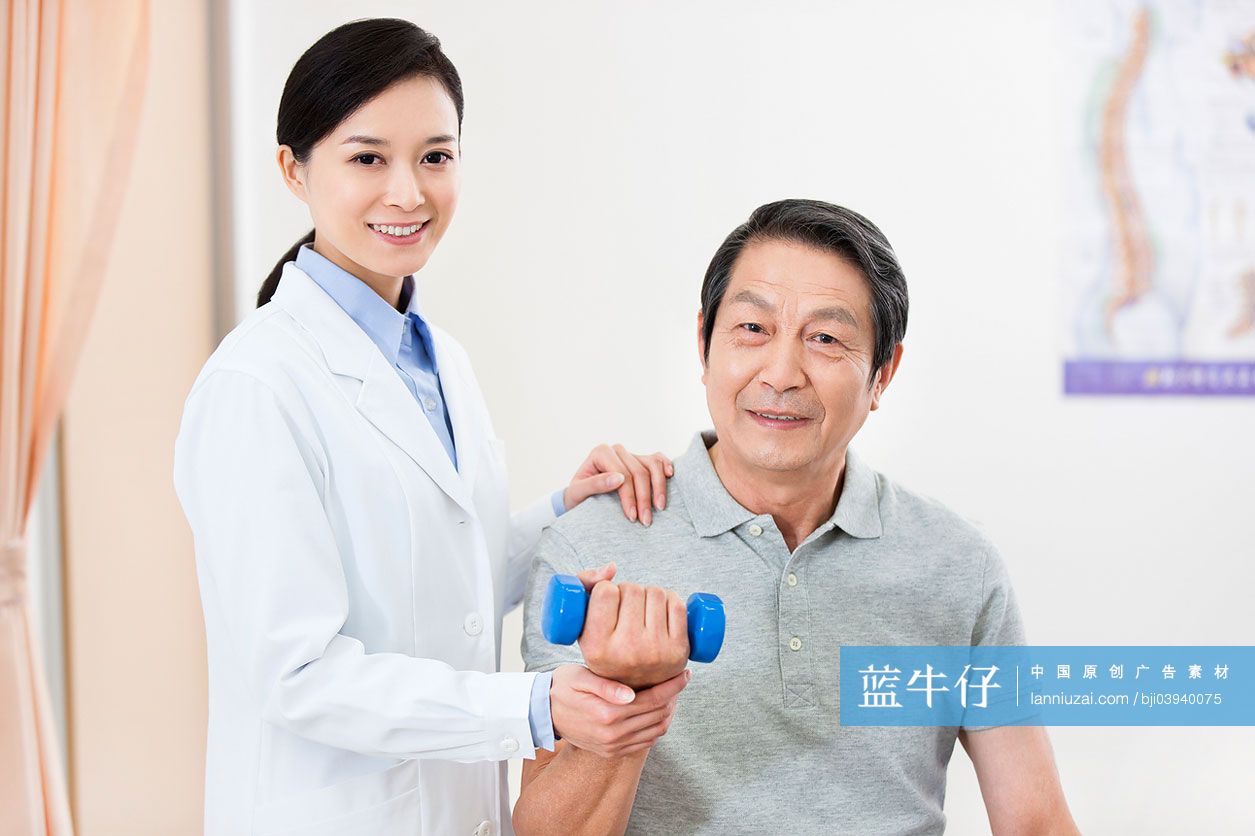 医生协助病人做康复训练