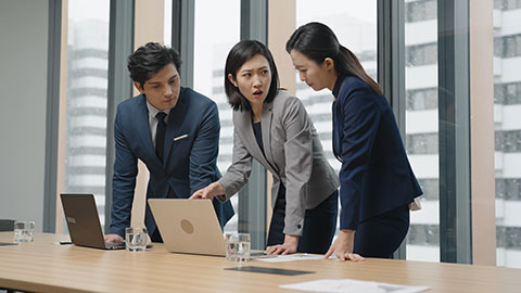 Confident Chinese business people having a meeting,4K