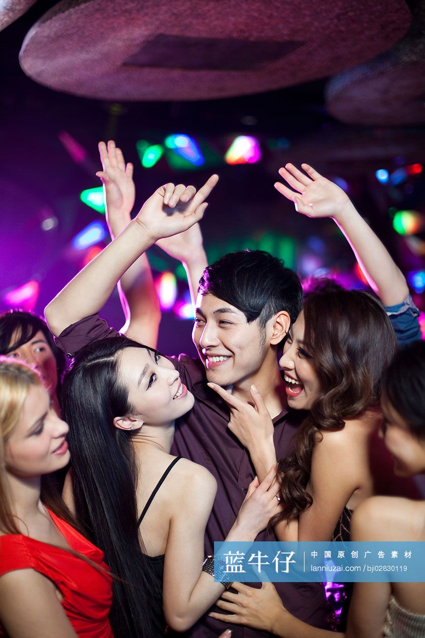 时尚青年男子在酒吧被美女包围