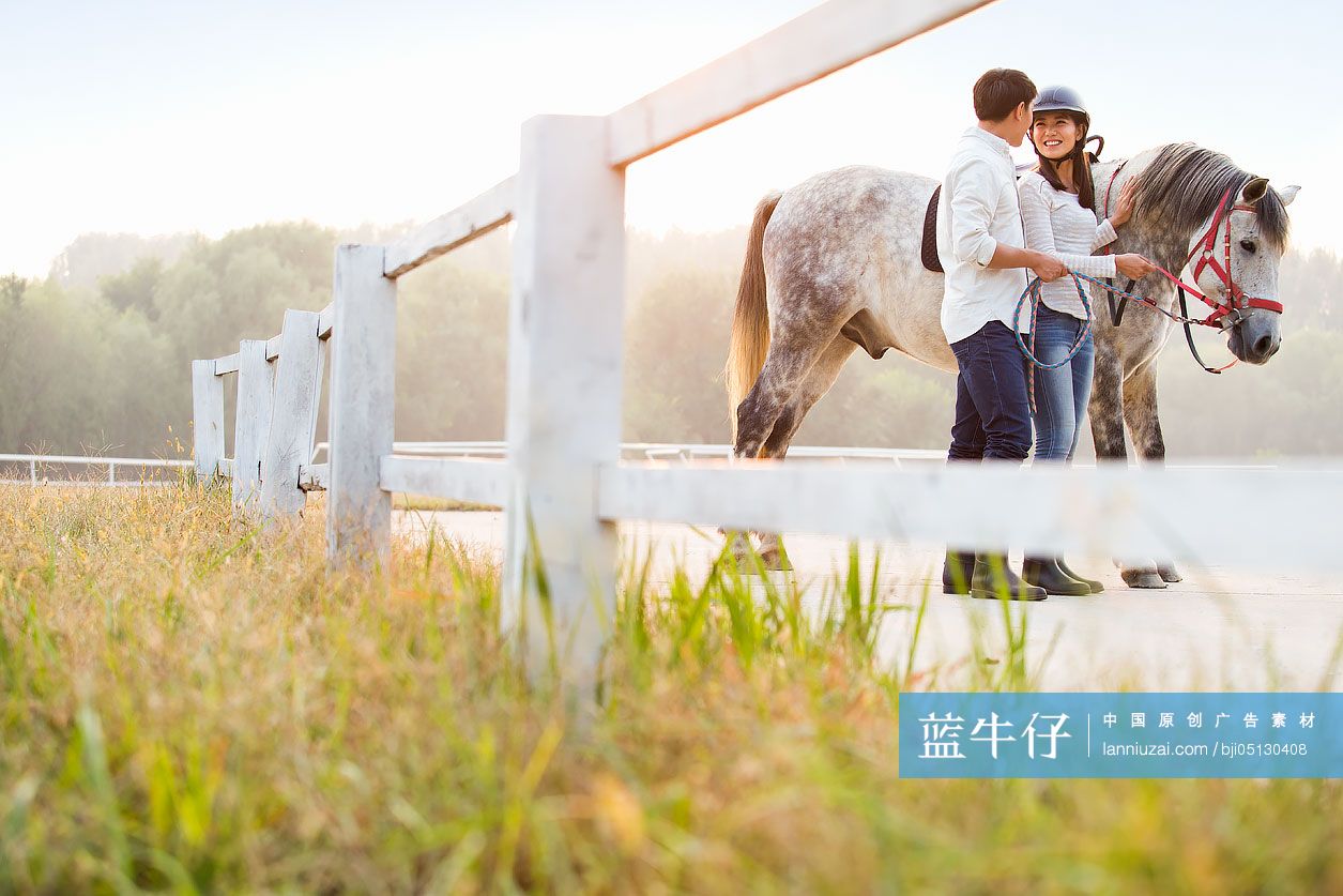 年轻情侣在马场骑马-蓝牛仔影像-中国原创广告影像素材