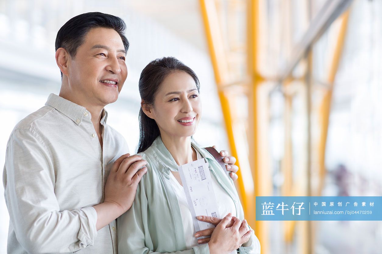 成熟中年夫妇在机场候机