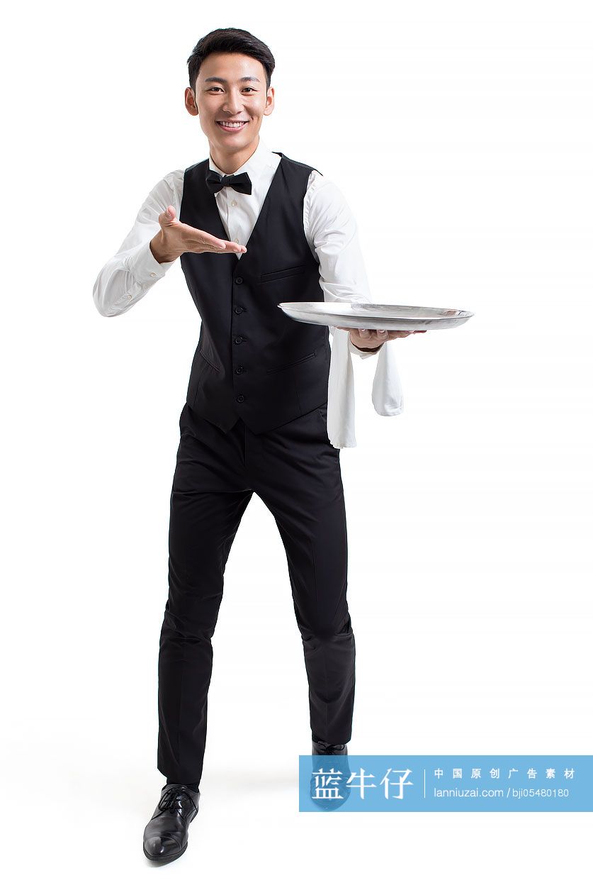 年轻服务员上菜