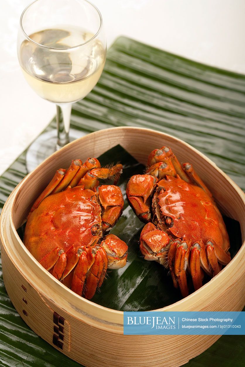 Crabs in bamboo steamer
