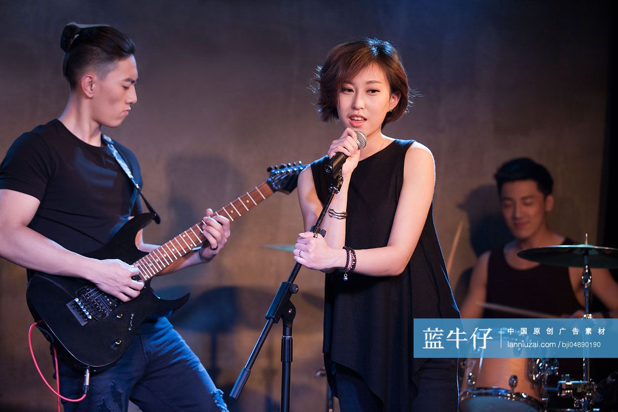 年轻乐队在舞台上表演-原创广告素材图片-蓝牛仔