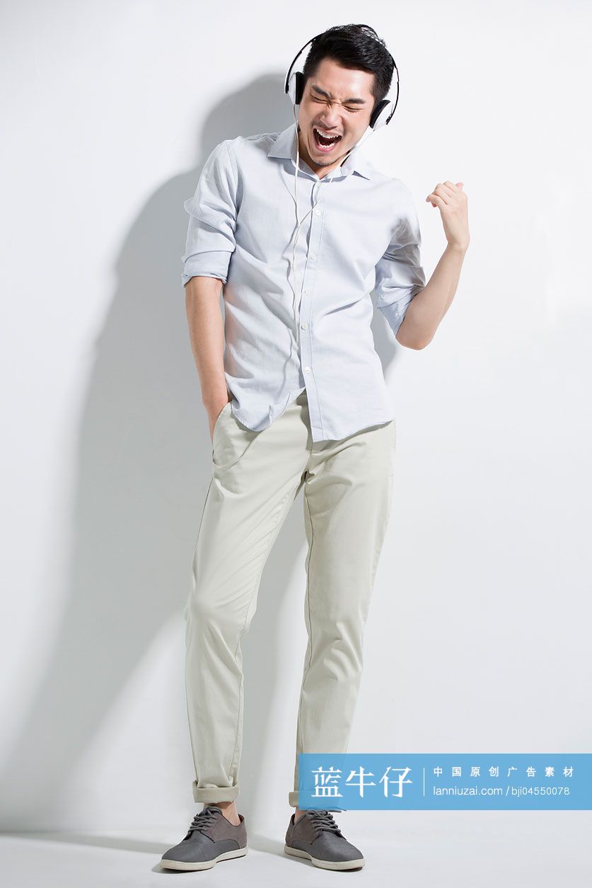 快乐的年轻男子听音乐