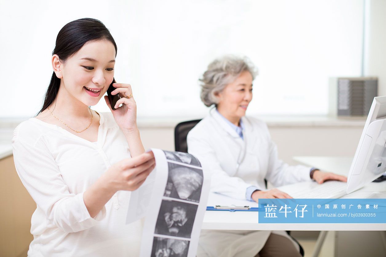 孕妇拿着B超图打电话