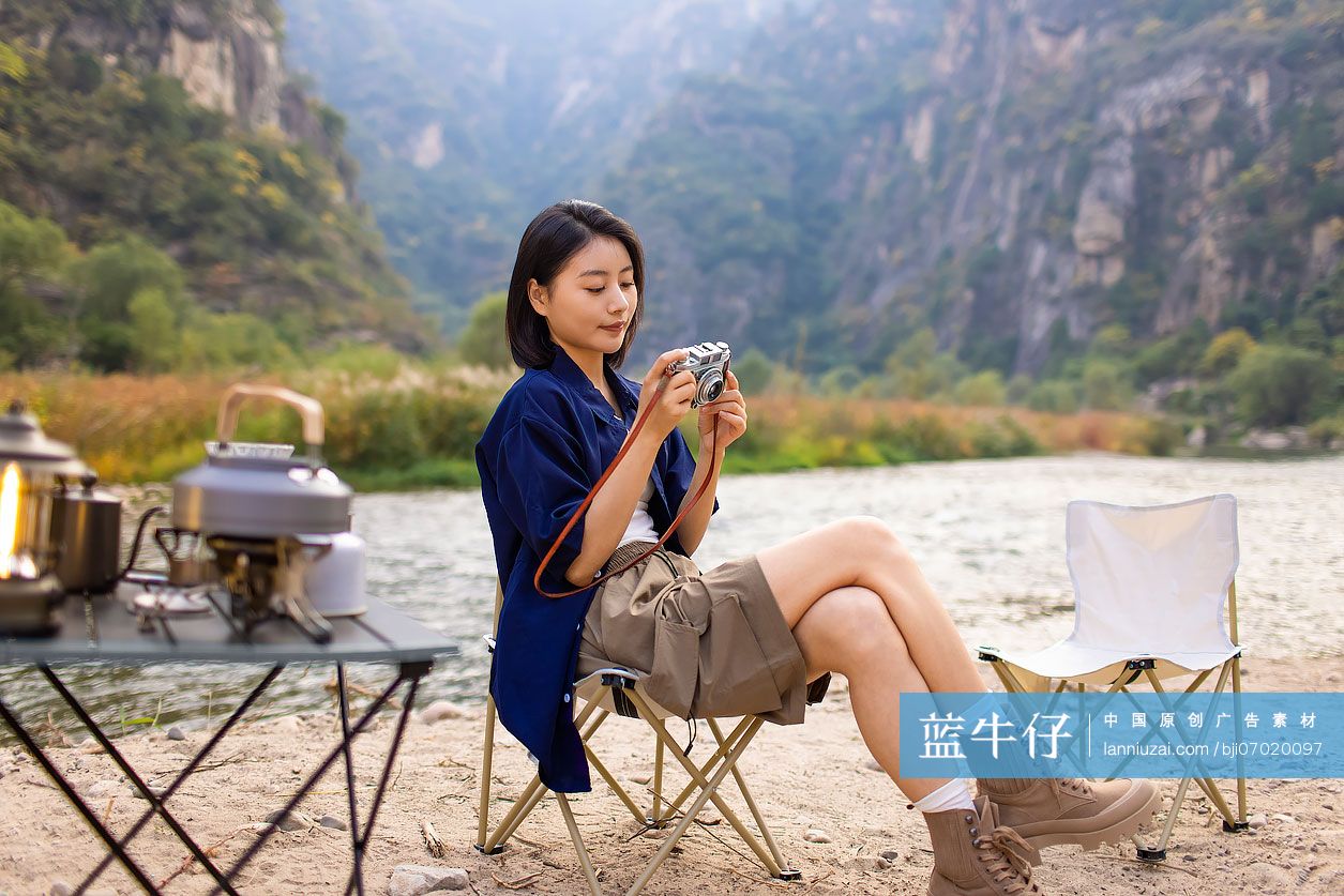 快乐的年轻女子户外拍摄美景