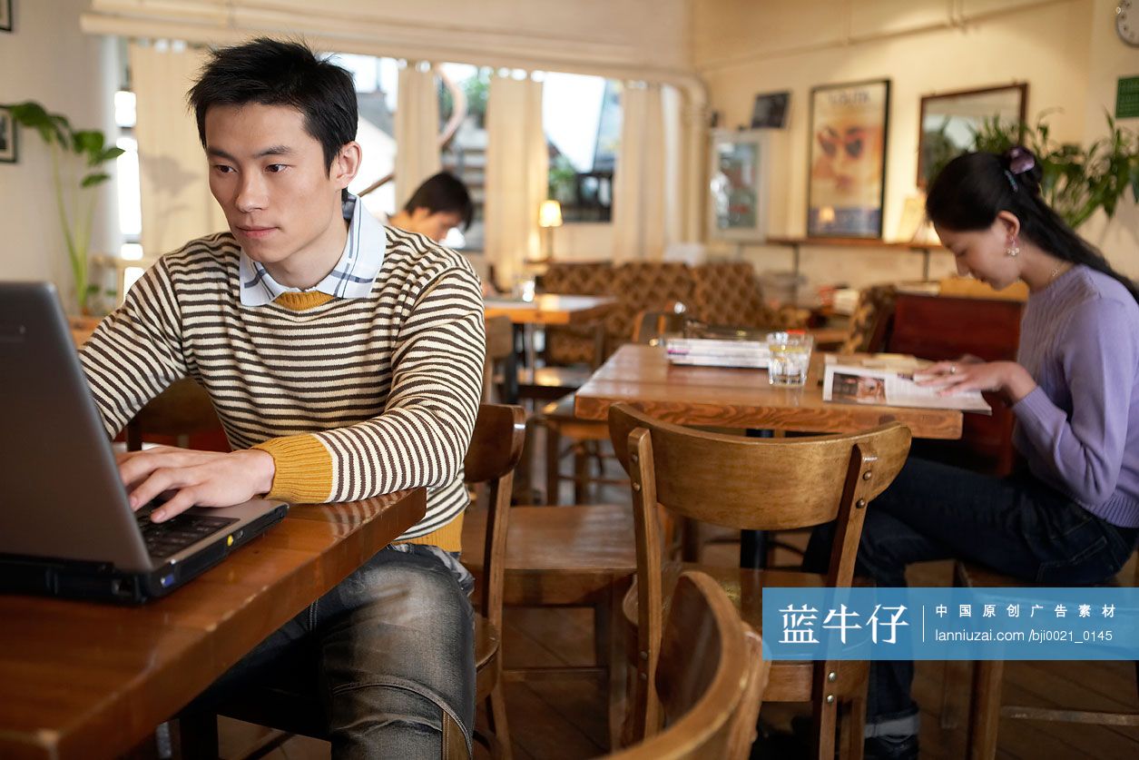 年轻人在咖啡馆