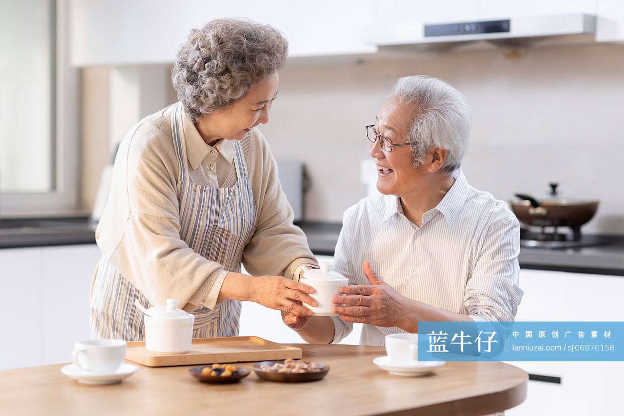 快乐的老年夫妇吃早餐