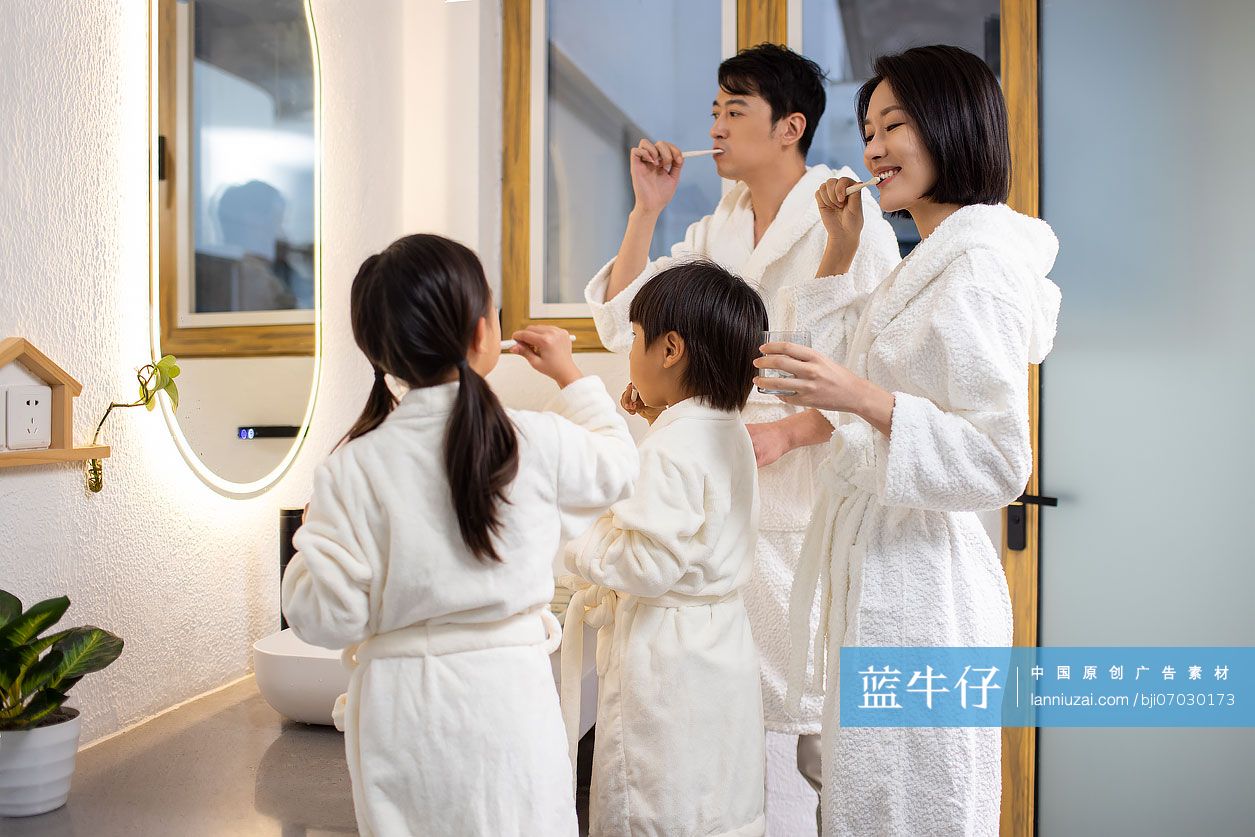快乐的年轻家庭刷牙