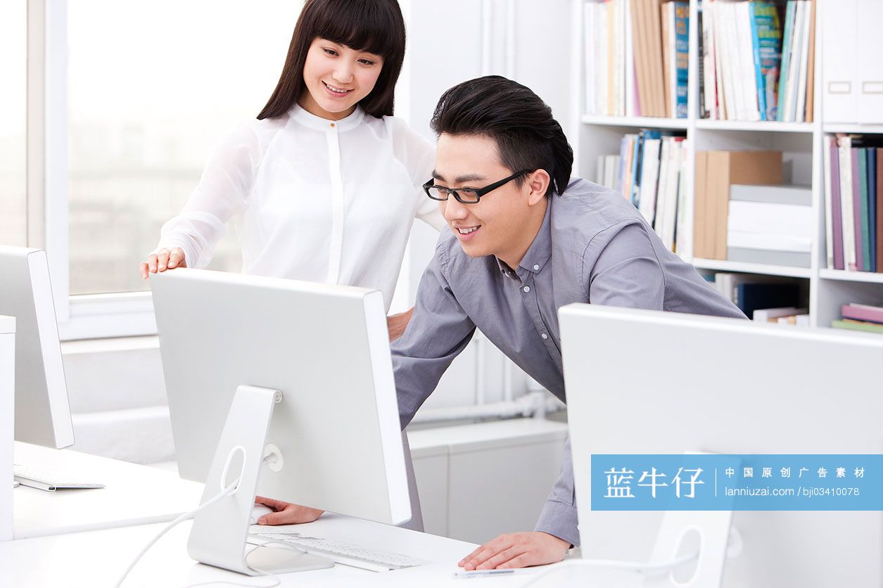 白领使用电脑办公