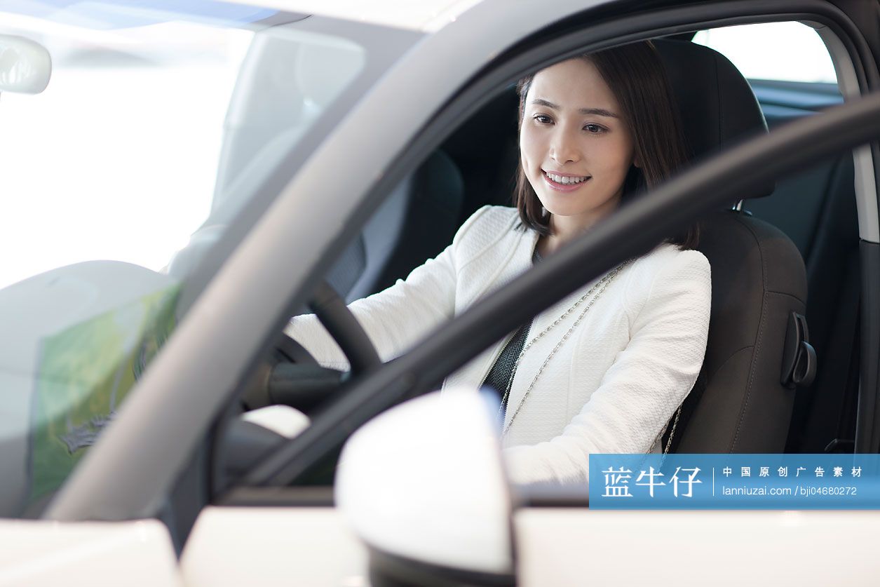 年轻女子在4S店选购汽车
