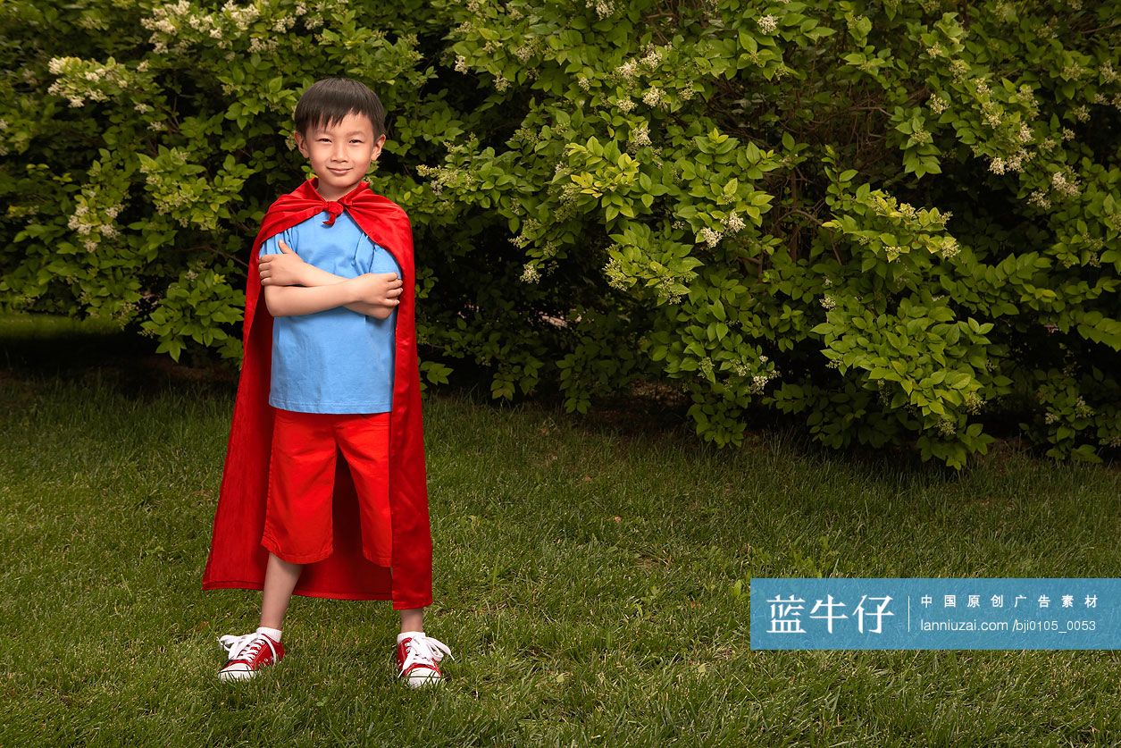 小男孩模仿超人