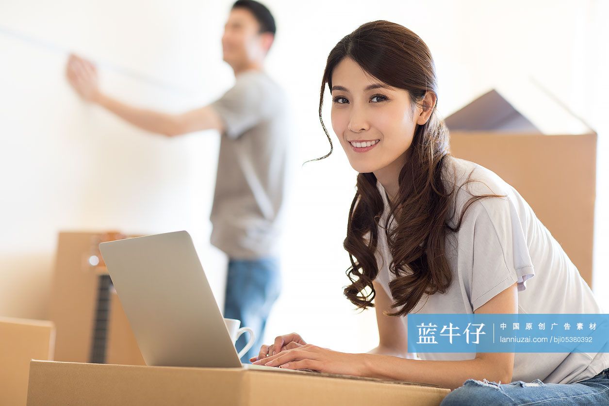 年轻夫妇搬入新家-蓝牛仔影像-中国原创广告影像素材