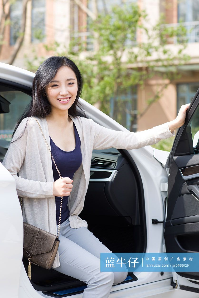 年轻女子打开车门下车