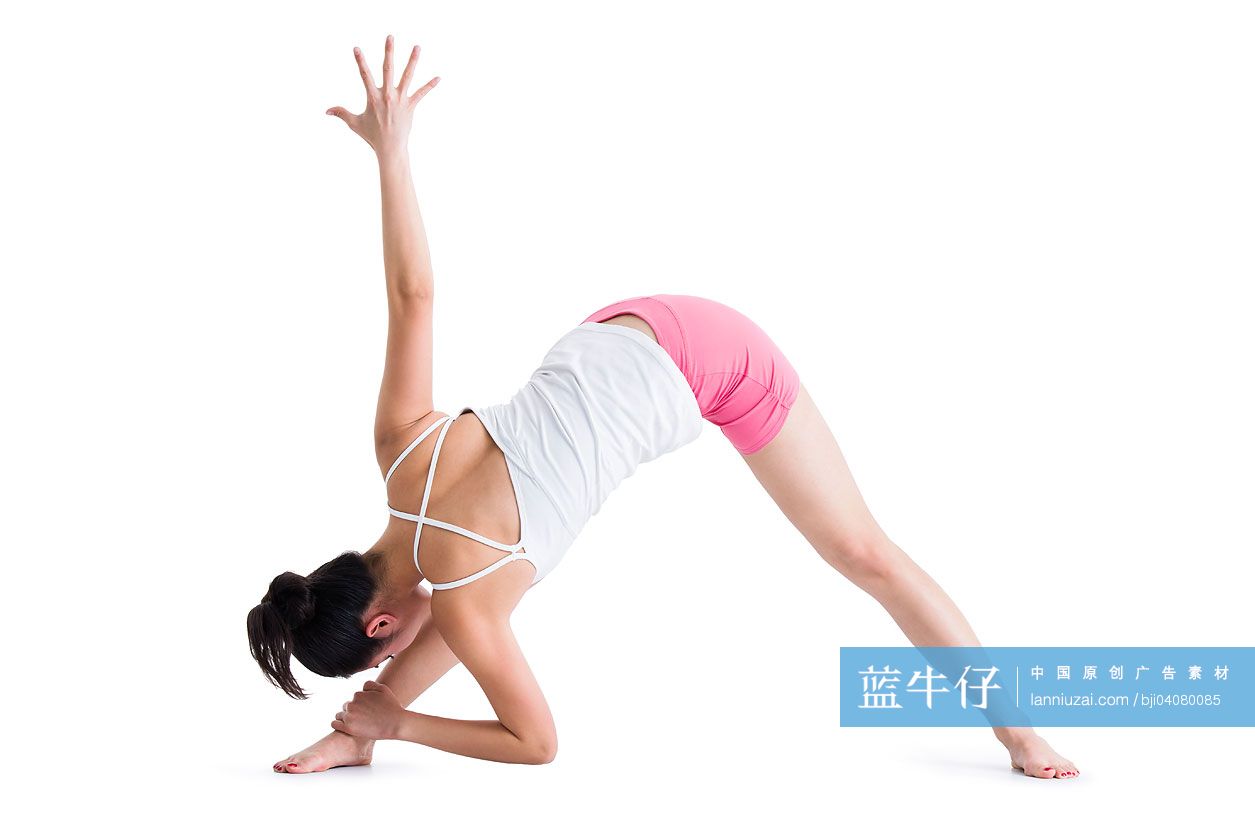 年轻女孩做瑜伽