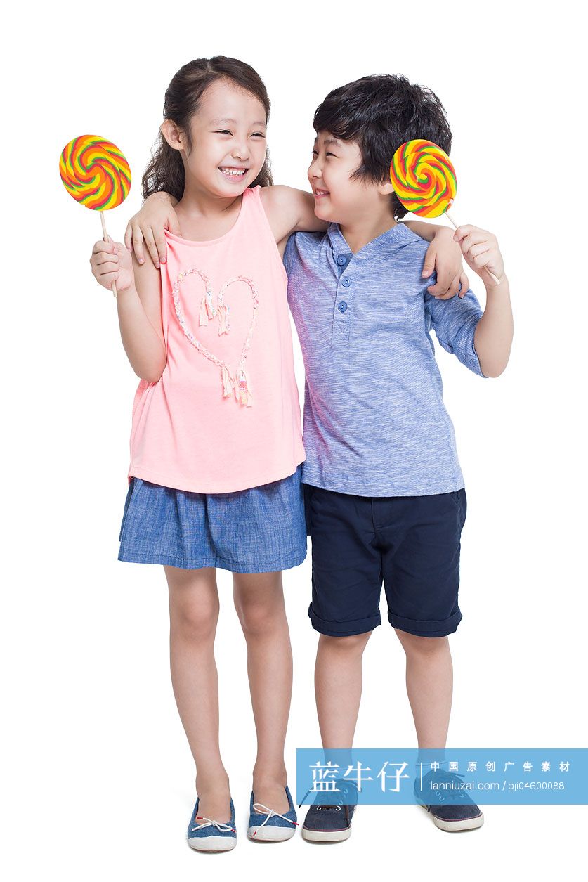 快乐的姐弟俩拿着棒棒糖