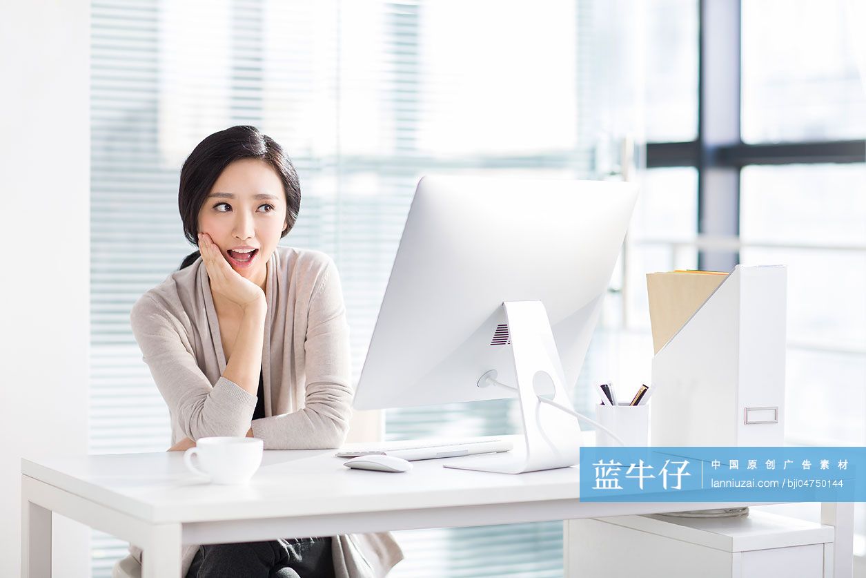 年轻女子休闲办公