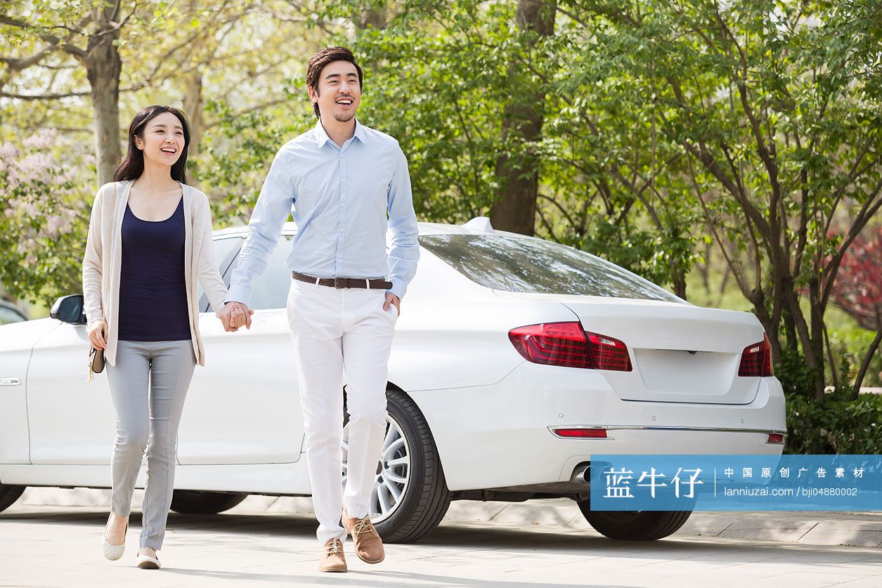 年轻情侣手牵手走路