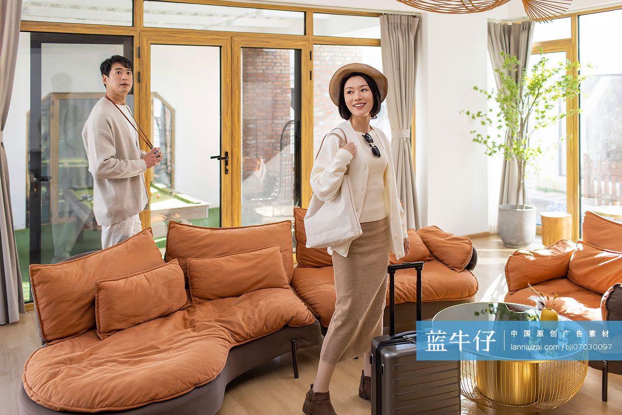 快乐的年轻夫妇度假放松