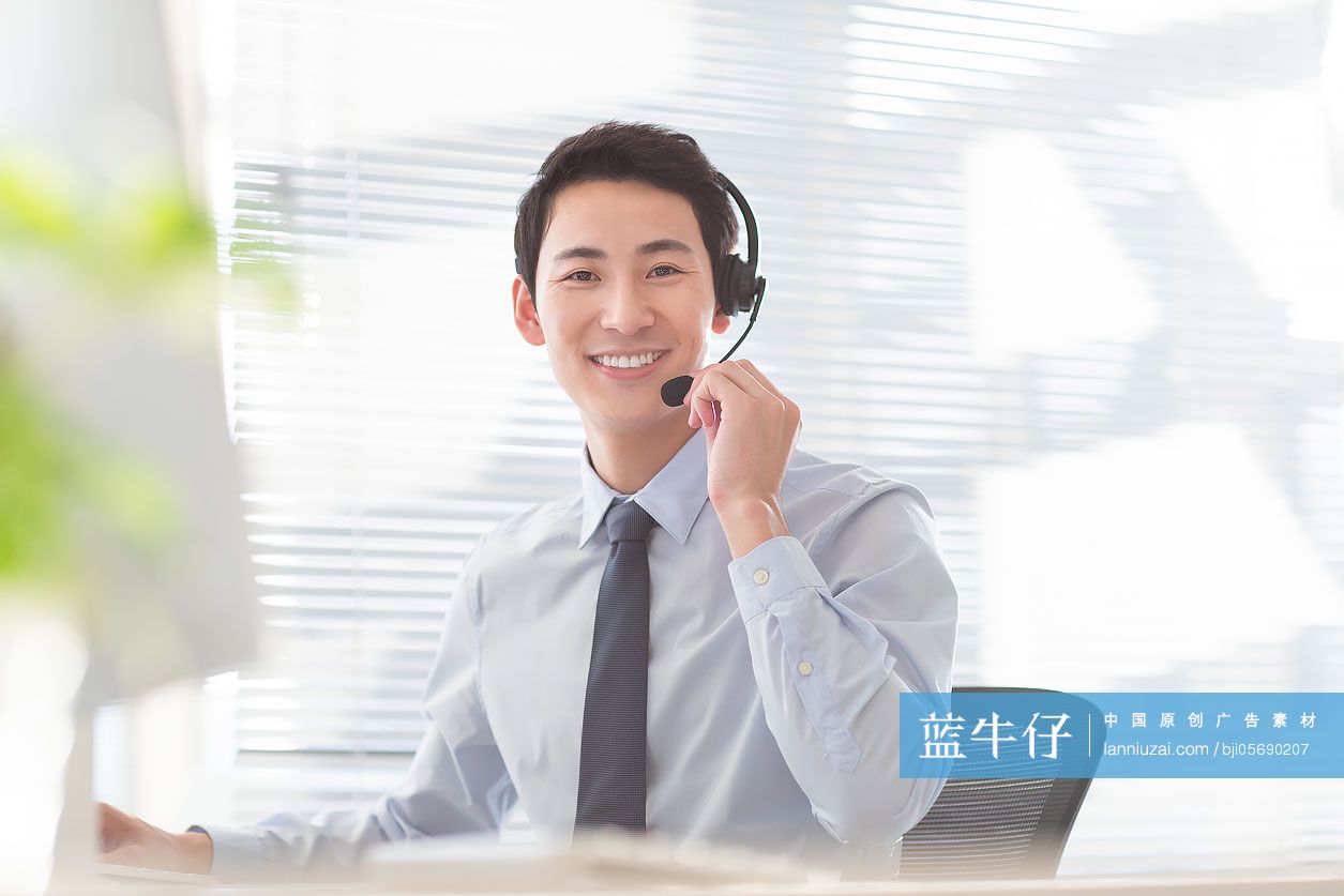 年轻商务男士在办公室工作