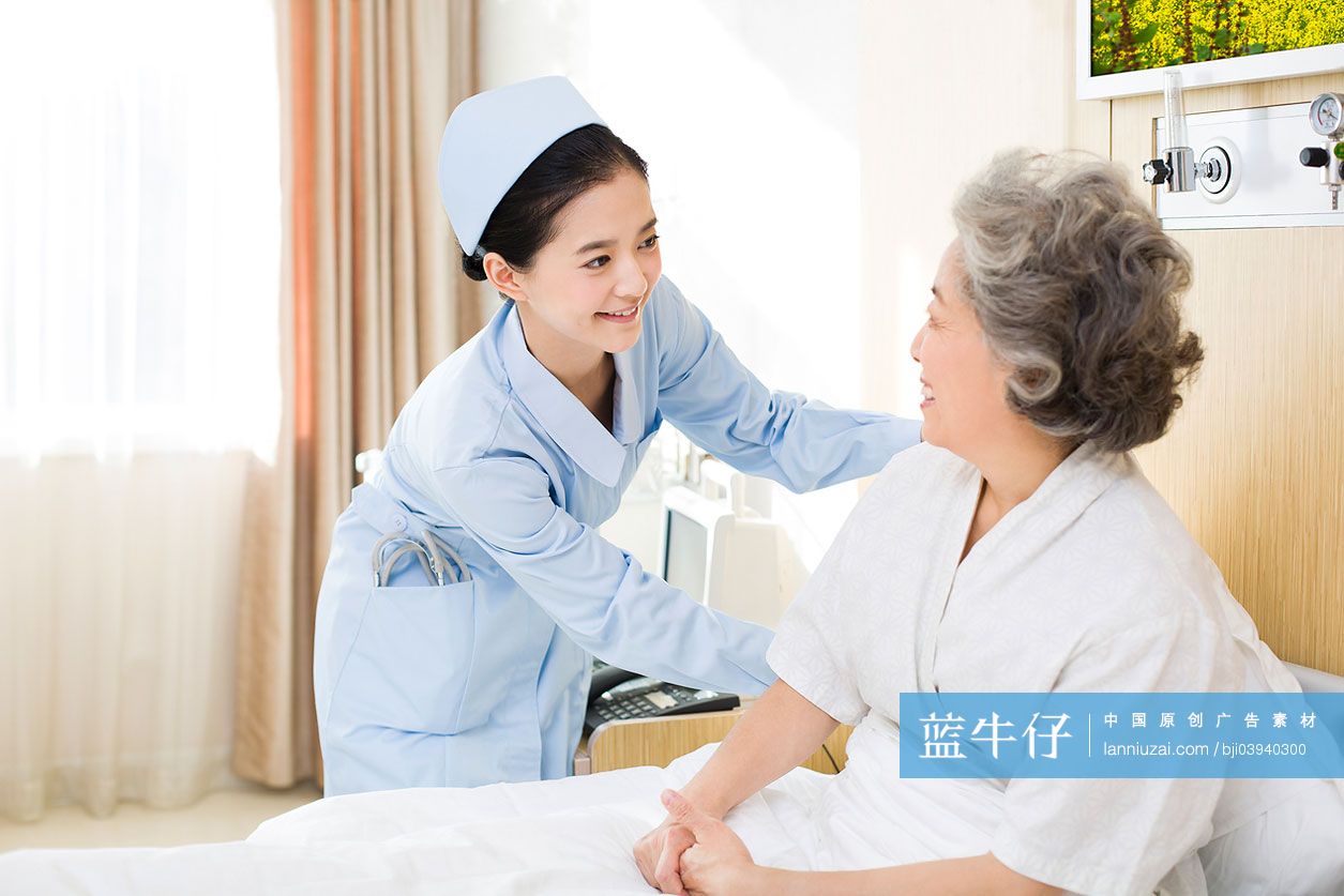 住院的老年人和护士
