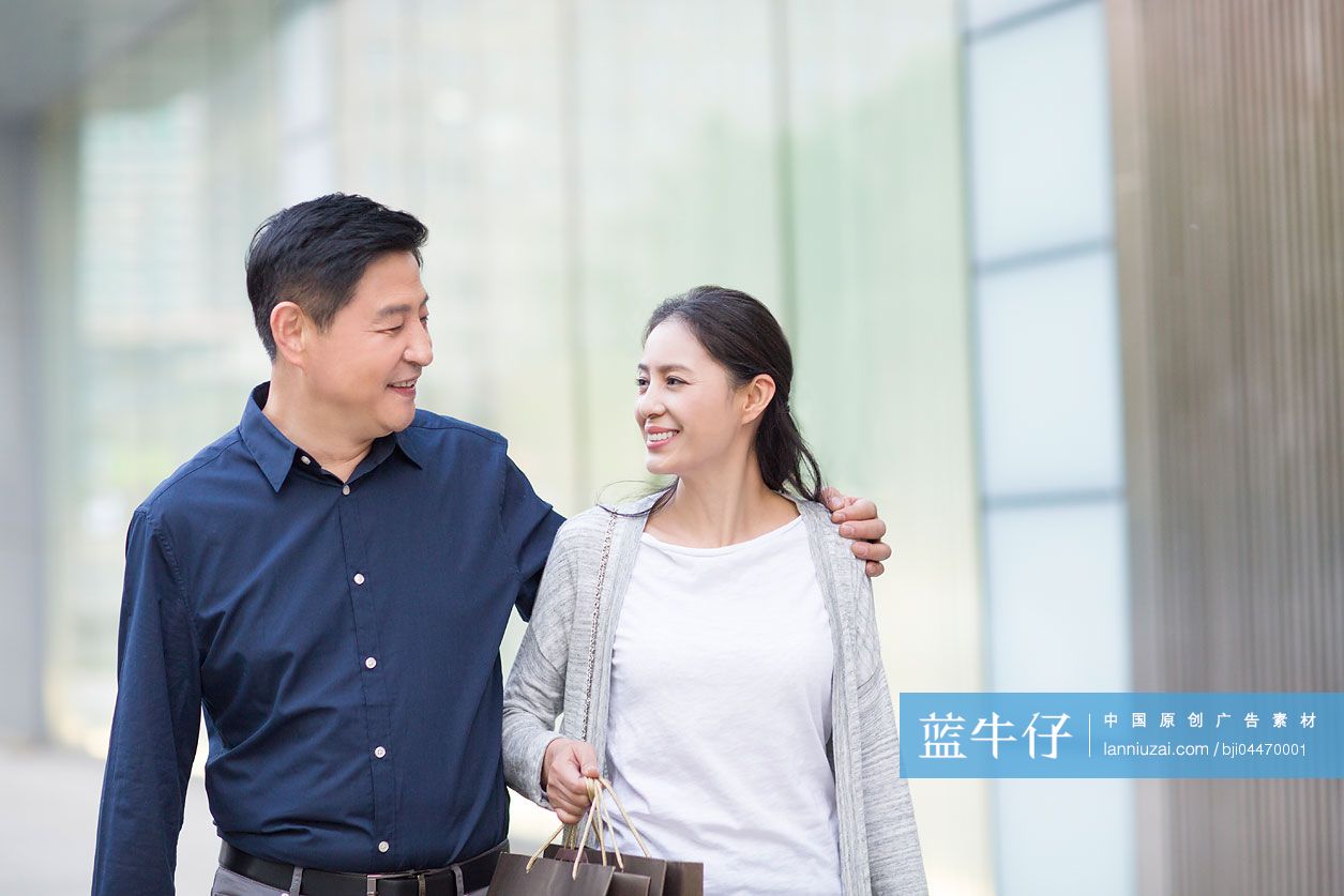 中年夫妇逛街购物