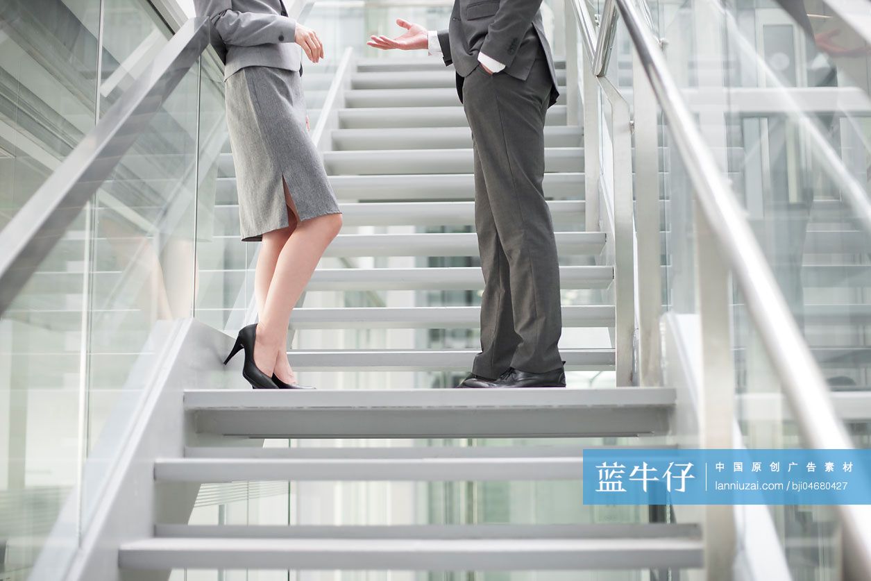 商务人士在阶梯上谈论