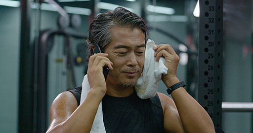 Mature Chinese man using smartphone at gym,4K