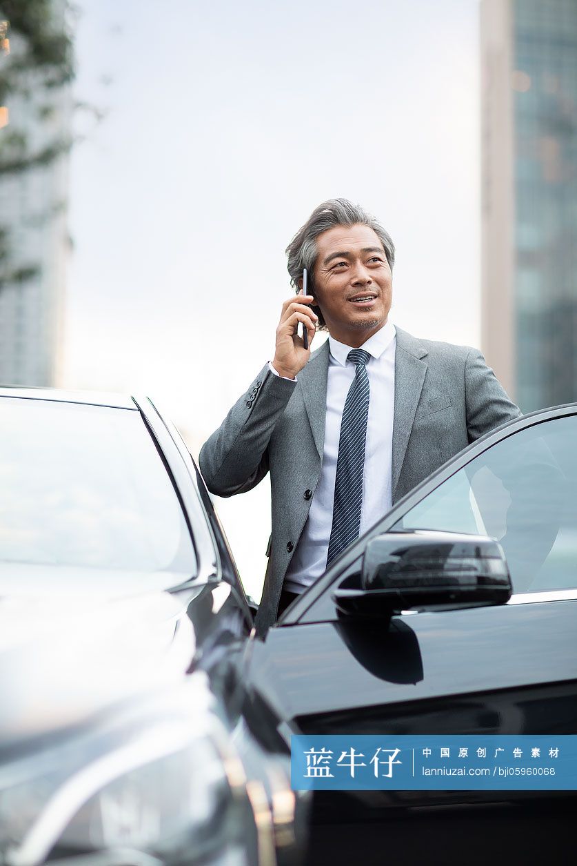 自信的商务男士在打电话