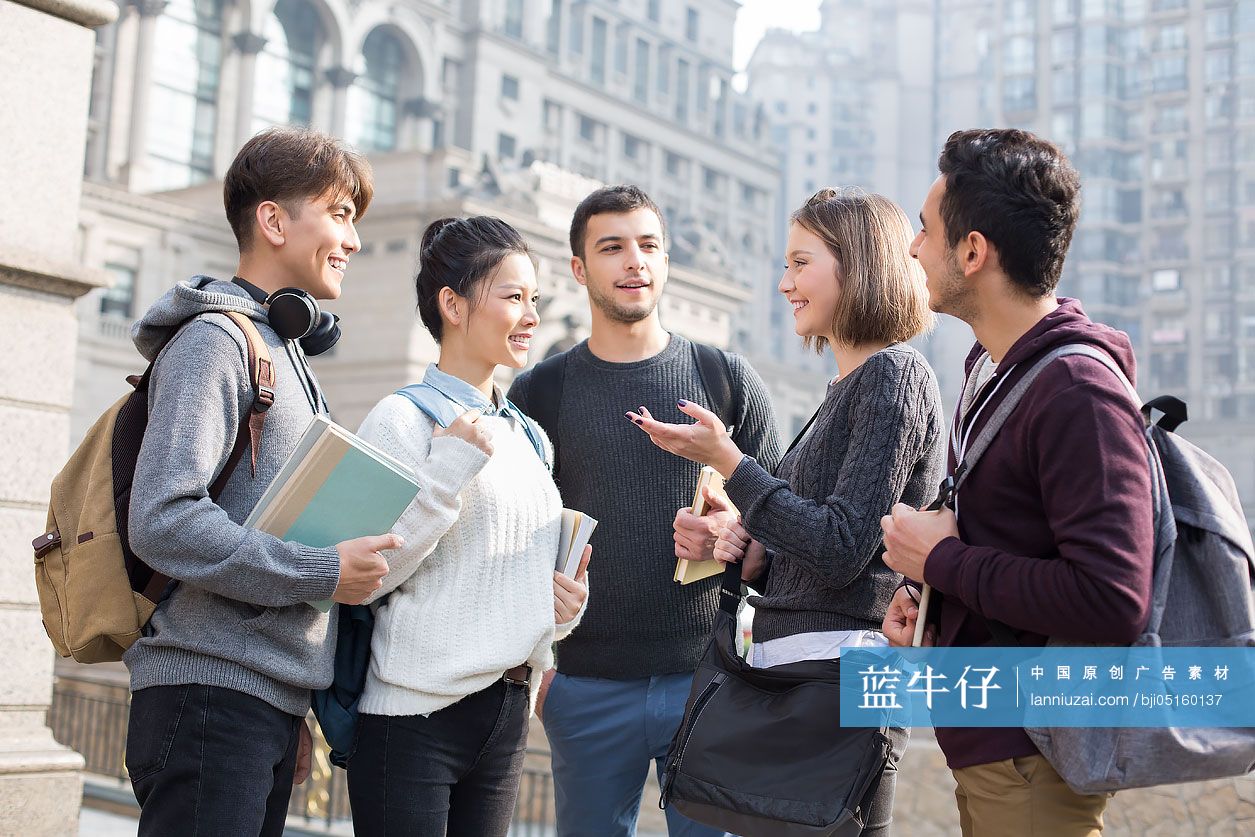 留学生在校园里聊天