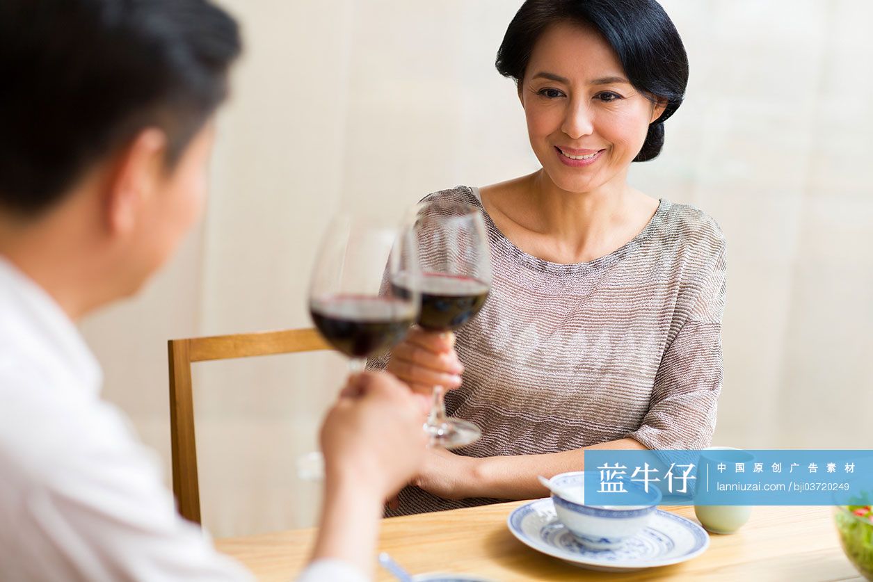 中年夫妇碰杯